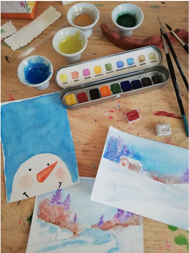 Photo du matériel pour un atelier art postal et aquarelle