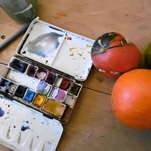 photo d'une palette d'aquarelles avec des pinceaux