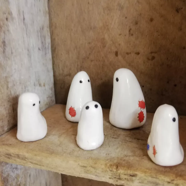 Photo de poteries réalisées par Mariane Borgna-Fransioli : petits fantômes