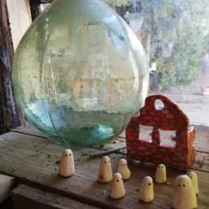 Photo de poteries réalisées par Mariane Borgna-Fransioli : petits fantômes et leur maison hantée