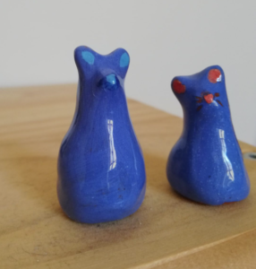 Photo de poteries réalisées par Mariane Borgna-Fransioli : petits chats bleus