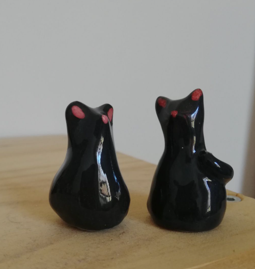 Photo de poteries réalisées par Mariane Borgna-Fransioli : petits chats noirs