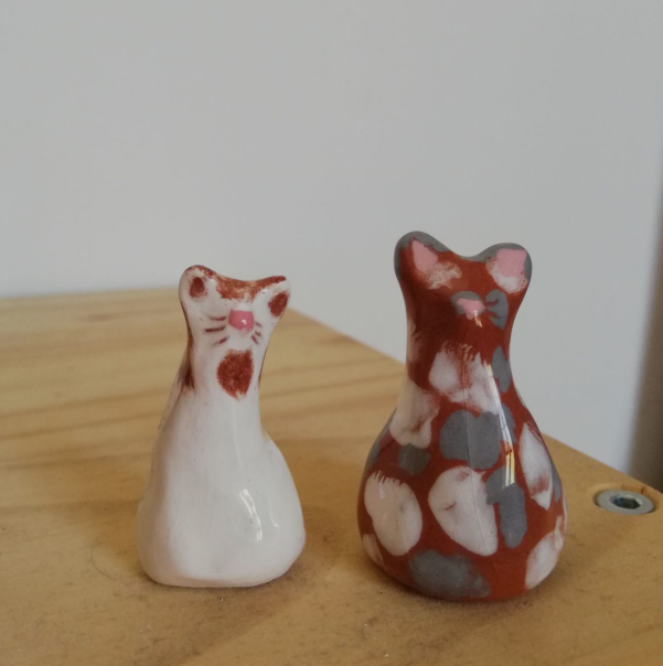 Photo de poteries réalisées par Mariane Borgna-Fransioli : petits chats blancs et roux tâcheté