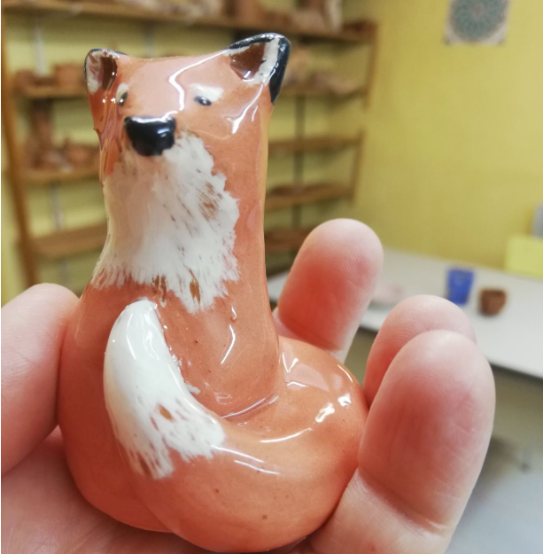 Renard en poterie, peint
