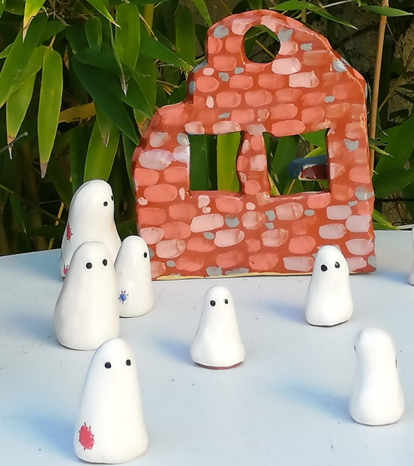 Photo de poteries réalisées par Mariane Borgna-Fransioli : petits fantômes et leur maison hantée
